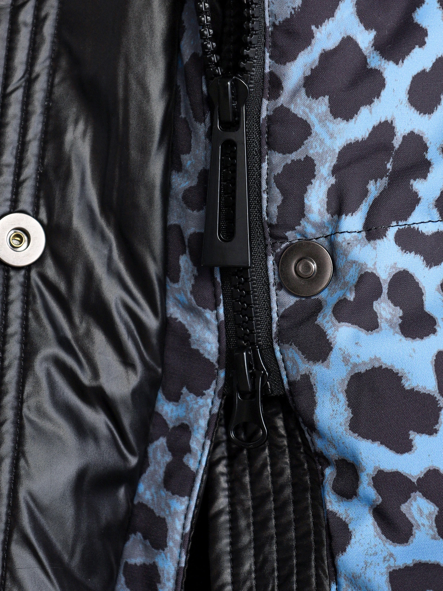 Пуховик цвета мульти с капюшоном